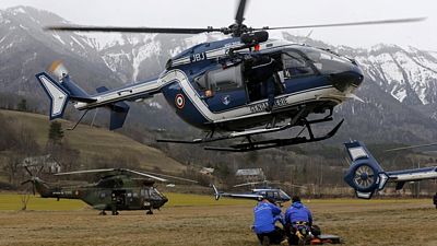 Helikoptéra přepravuje na místo neštěstí francouzské záchranáře Helikoptéra přepravuje na místo neštěstí francouzské záchranáře