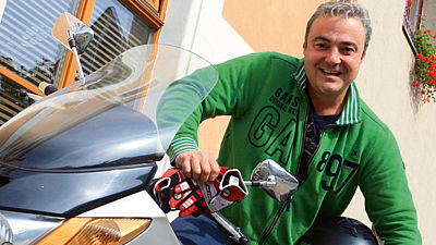 Miluje motorky. Na jedné terénní dokonce projel celé Maroko. Miluje motorky. Na jedné terénní dokonce projel celé Maroko.