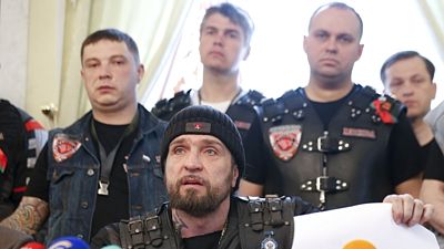 Šéf Nočních vlků Alexandr Zaldostanov s motorkáři, které do Polska nepustili. Šéf Nočních vlků Alexandr Zaldostanov s motorkáři, které do Polska nepustili.