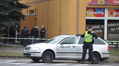 Policisté před restaurací Družba Policisté před restaurací Družba