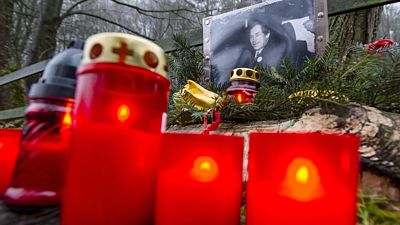 Exprezidenta Václava Havla, který před třemi roky zemřel na chalupě na Hrádečku na Trutnovsku, připomínají na tomto místě desítky zapálených svíček a různých srdcí. Exprezidenta Václava Havla, který před třemi roky zemřel na chalupě na Hrádečku na Trutnovsku, připomínají na tomto místě desítky zapálených svíček a různých srdcí.