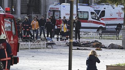 Záchranáři u místa výbuchu v centru Istanbulu Záchranáři u místa výbuchu v centru Istanbulu