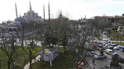 Policie zajistila místo výbuchu u Modré mešity ve čtvrti Sultanahmet v Istanbulu. Policie zajistila místo výbuchu u Modré mešity ve čtvrti Sultanahmet v Istanbulu.