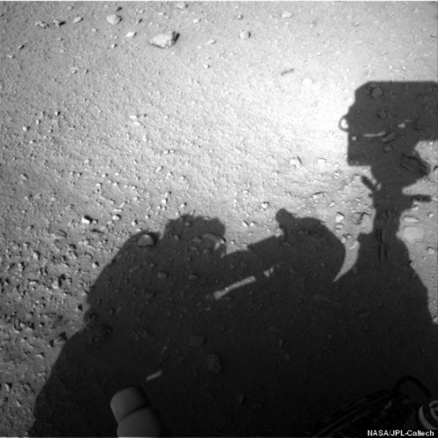 Záhadný stín u Curiosity Záhadný stín u Curiosity Foto: